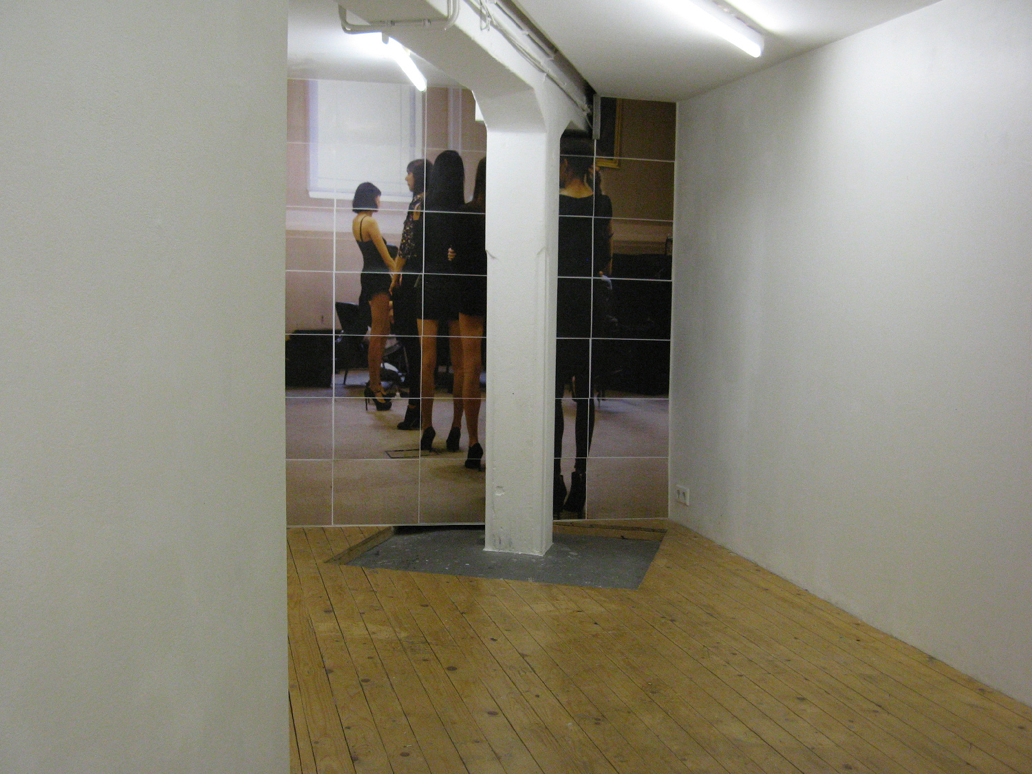Gallery room with a mirrored wall installation and wooden floor, Werkplaats Typografie, Arnhem